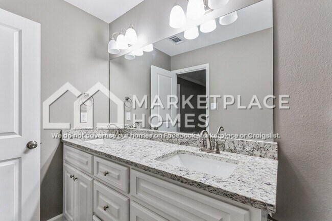 Building Photo - 1519 W 15th St