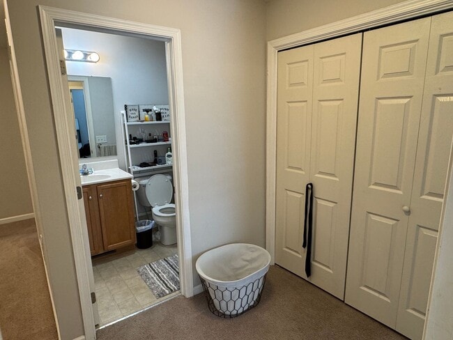 Building Photo - Beautiful Three Bedroom Townhouse