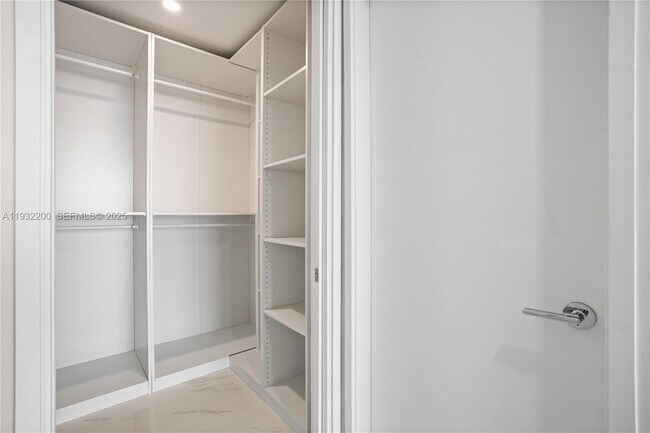 Building Photo - 700 NE 24th St