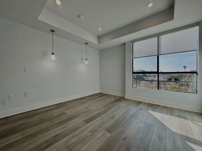 Building Photo - 5953 Saturn St