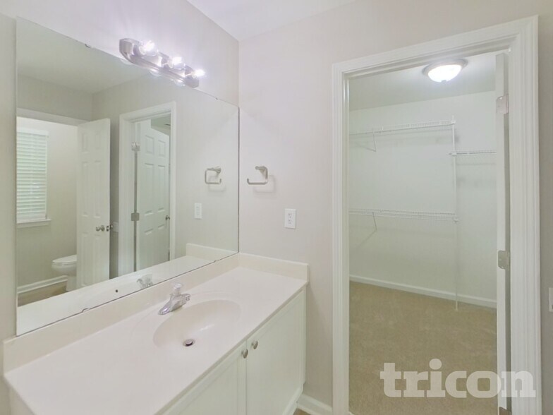 Building Photo - 1002 Hollingdale Ct