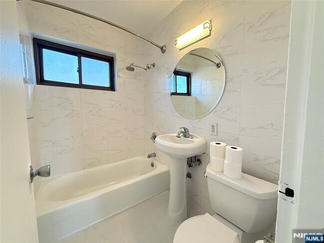 Building Photo - 3031 Edwin Ave