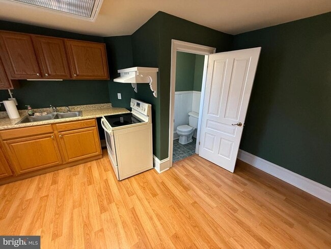 Building Photo - 405 Bridge St