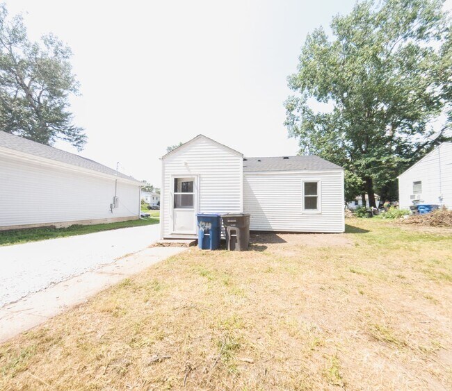 Building Photo - Updated 2 bedroom 1 bathroom home