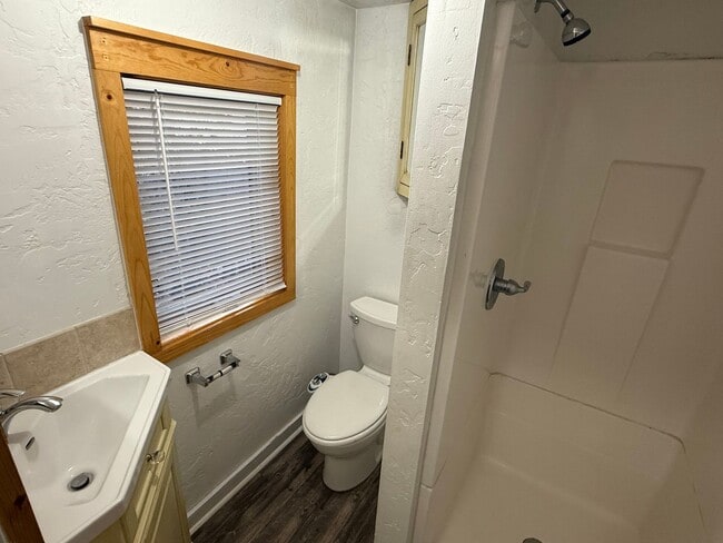 Building Photo - Downtown Bend Darling Cottage – Walk to Everything!