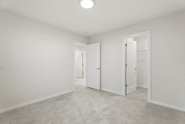 Building Photo - Spacious 4 bed 2.5 bath home w/ oversize 2 car garage & upgrades throughout!