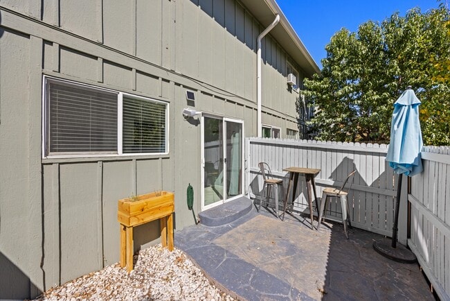 Building Photo - 1615 Cottonwood Dr