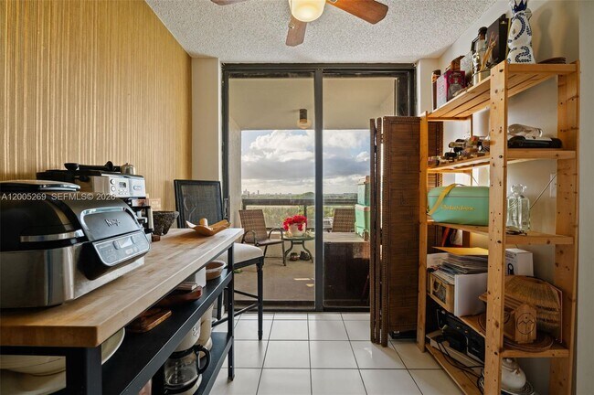 Building Photo - 2555 Collins Ave