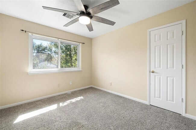 Building Photo - 2645 Lakeway Dr