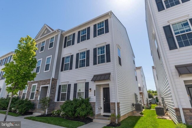 Building Photo - 10 Manchester Dr