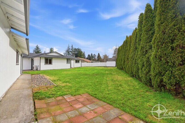 Building Photo - 13801 NE 40th St