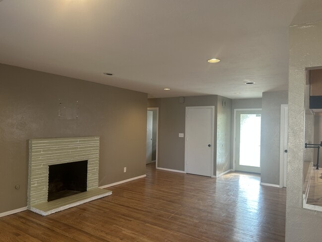 Building Photo - 137 Las Flores Ave