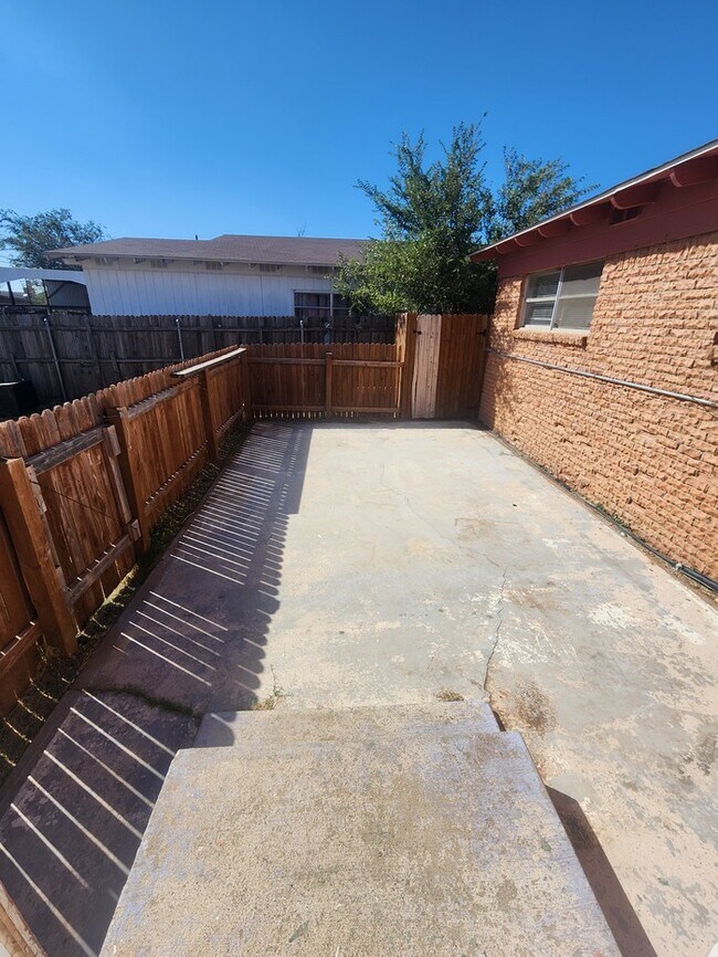 Building Photo - 3 bed 2 bath home