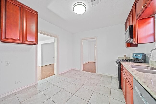 Building Photo - 2823 Bernardo De Galvez Ave