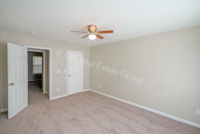 Building Photo - 3/2.5 End unit townhome