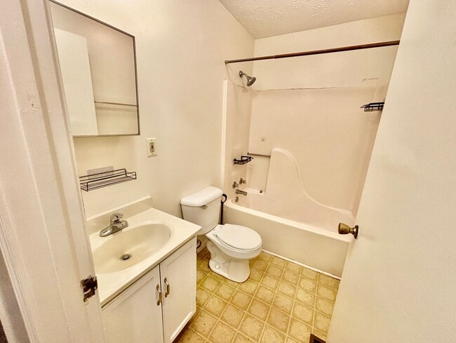 Building Photo - 2 Bedroom Near Law School!