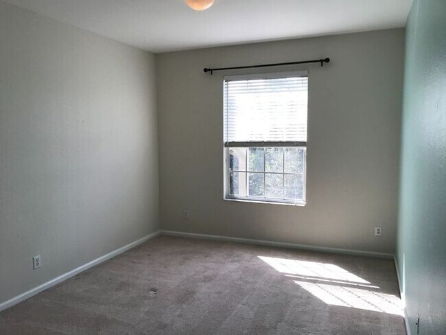 Building Photo - Must-See 3 Bedroom / 2 Bathroom Condo in B...