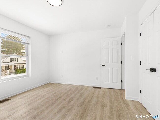 Building Photo - 1974 Kings Hwy