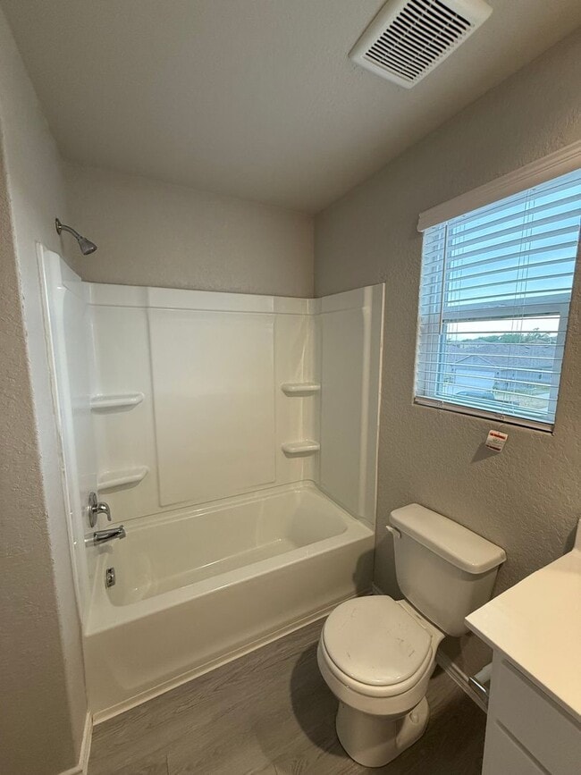 Building Photo - 4 Bedrooms, 2.5 Bathroom house with a huge back yard in New Braunfels!