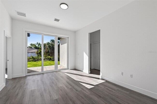 Building Photo - 511 Sweetwater Dr