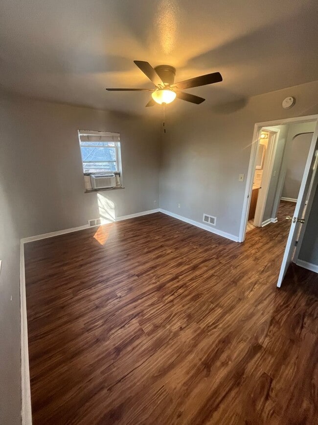 Building Photo - 10915 Main St