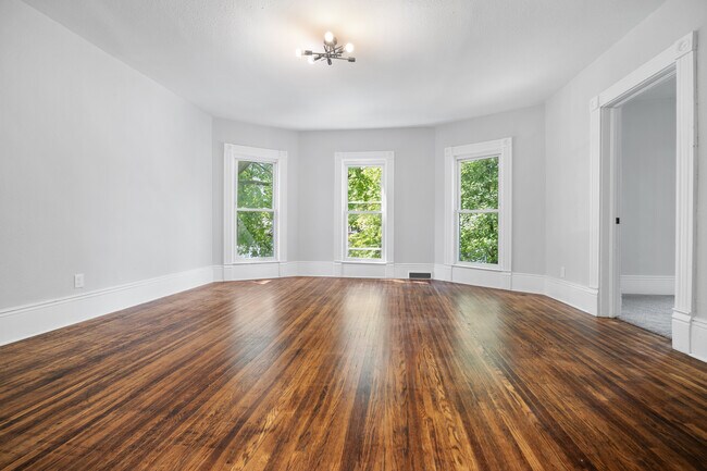 Building Photo - 1101 N Oak St