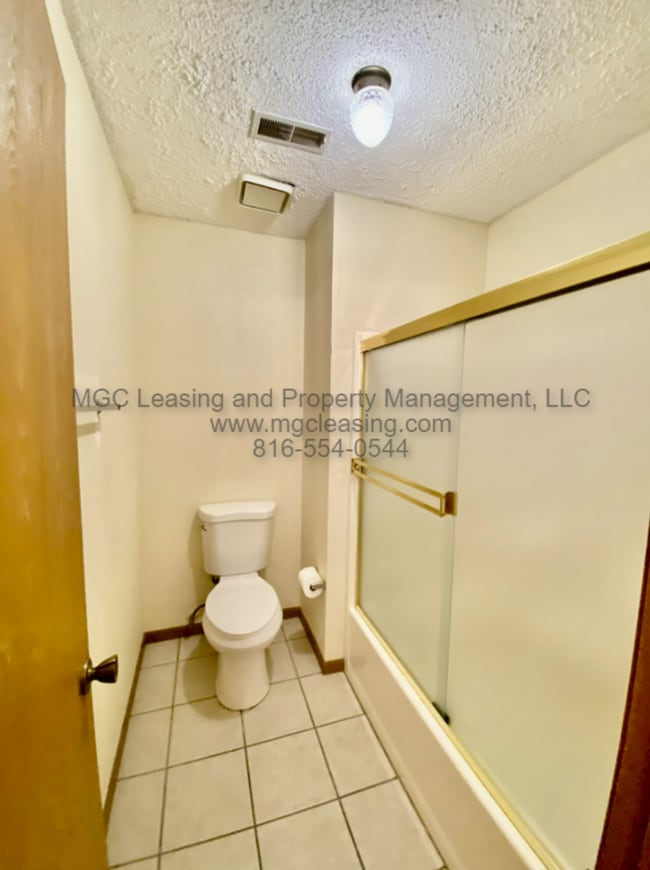 Building Photo - Spacious Lee's Summit Townhome- Sign a 15-...