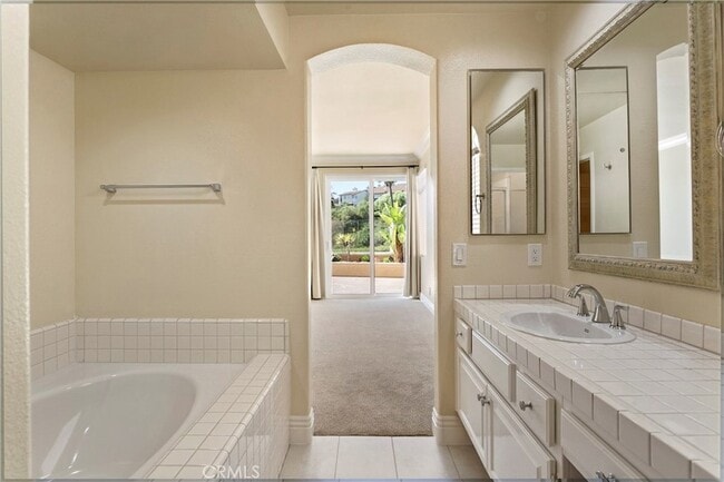 Building Photo - 11 Reina