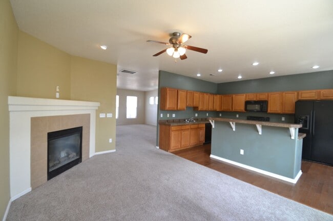 Building Photo - 3 Bedroom Townhome Available Now!