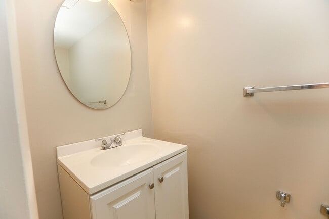 Building Photo - Spacious Townhome Updated Throughout!
