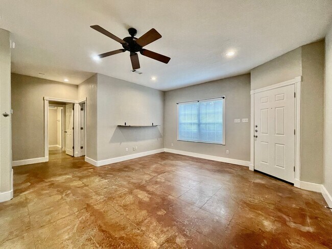 Building Photo - 705 Smith Dr