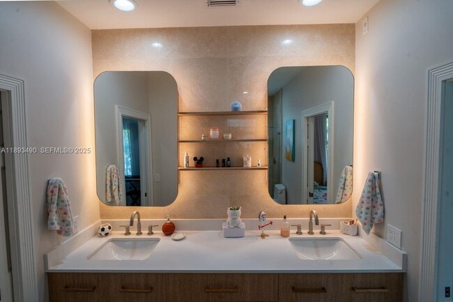 Building Photo - 2493 Poinciana Dr