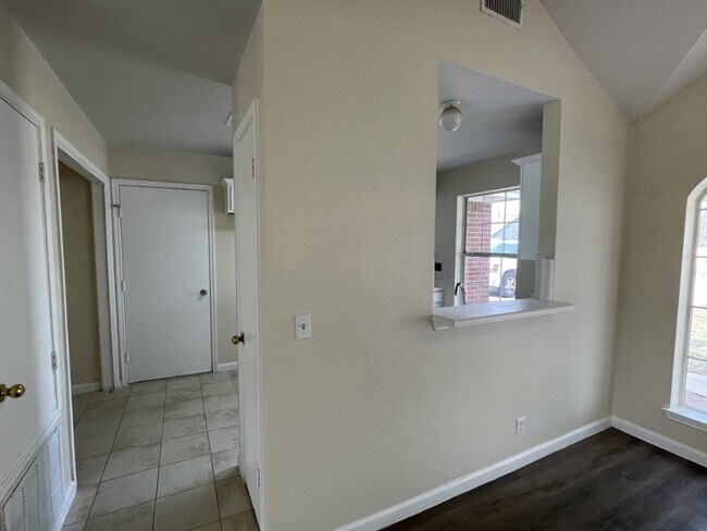 Building Photo - 1505 St Croix Ln