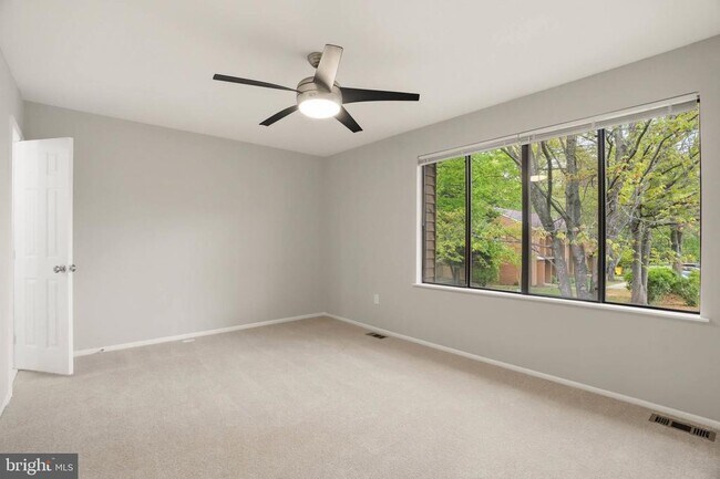 Building Photo - 1382 Almond Dr