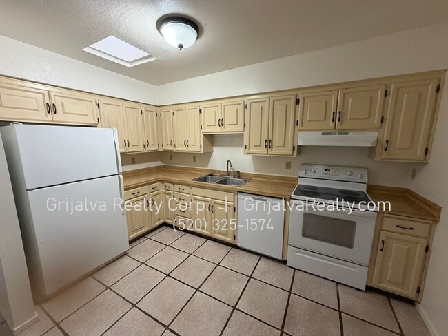 Building Photo - 2 Bedroom, 2 Bath Townhouse for Rent   (Stone/Roger)