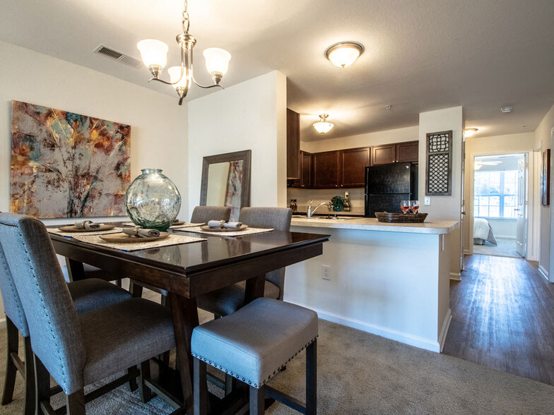 Dining Room - Killian Lakes Apartments and Townhomes