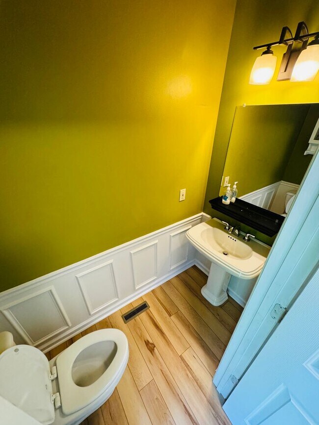 Building Photo - 2015 Franklin Rd