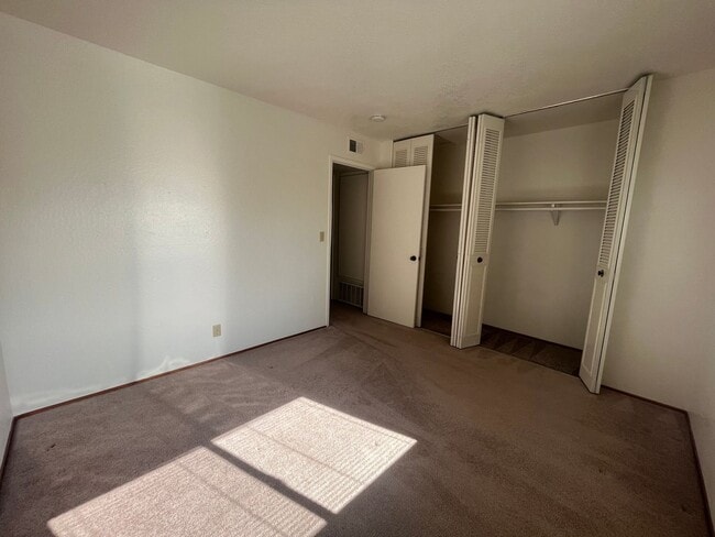 Building Photo - Spacious 4bed 2bath home available now!