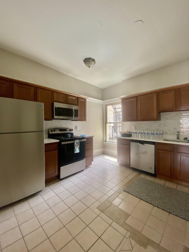 Interior Photo - BAUM GROVE APARTMENTS -- 090