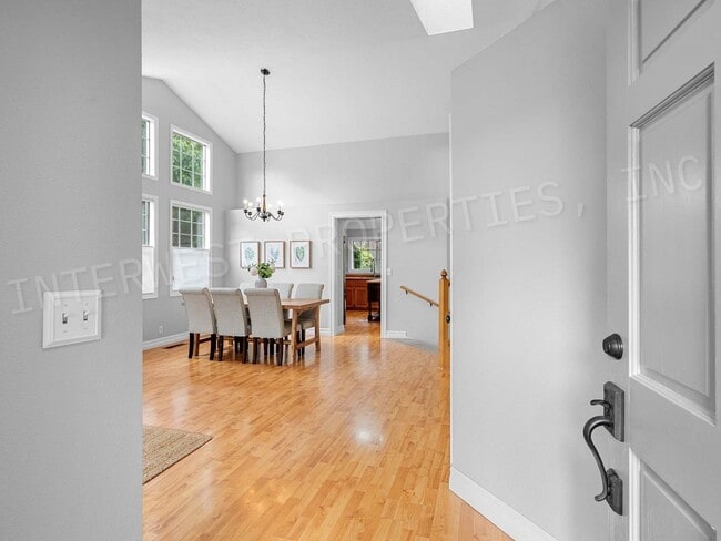 Building Photo - 4+ Bedroom Tigard Home With a Beautiful Vi...