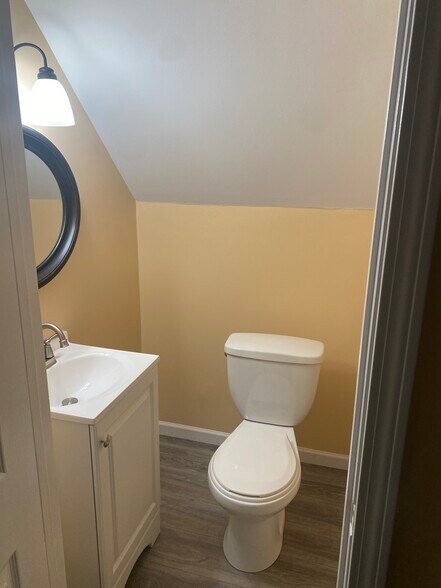 Attic half bathroom - 31 Blossom St