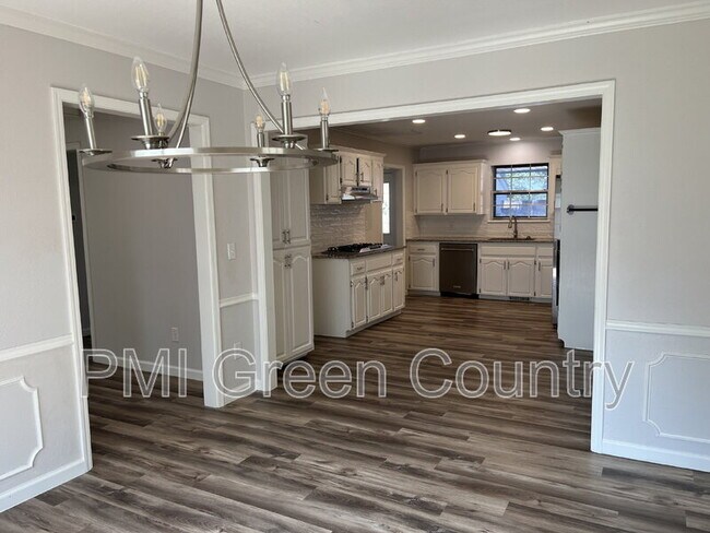 Building Photo - 929 N Juniper St