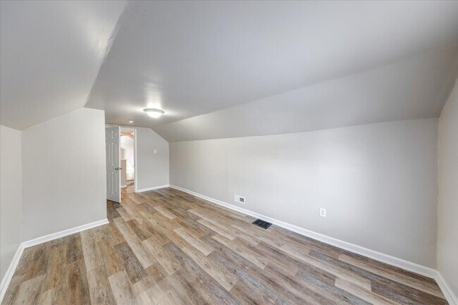 Building Photo - 1015 S Sheffield Ave