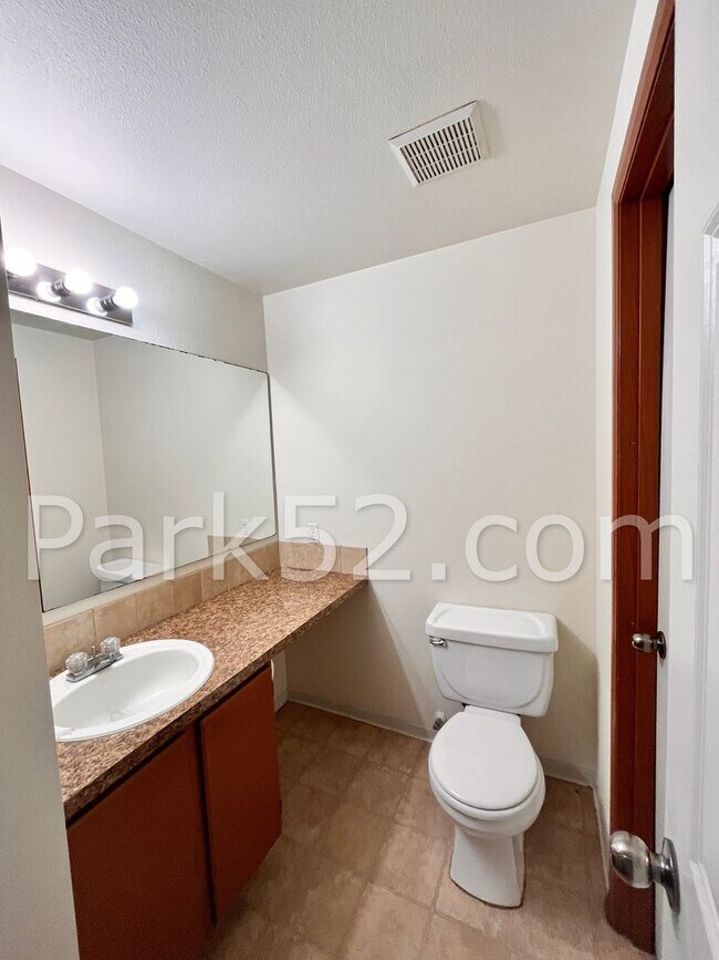 Building Photo - 2 Bedroom Ground Floor Apartment With Backyard