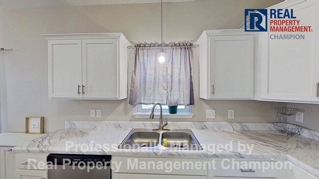 Building Photo - Spacious 3 BD/2.5 BA Home with Office Feat...