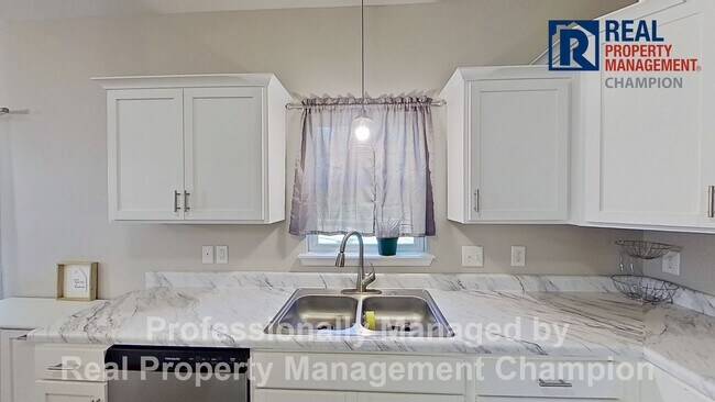 Building Photo - Spacious 3 BD/2.5 BA Home with Office Featuring Open Floorplan