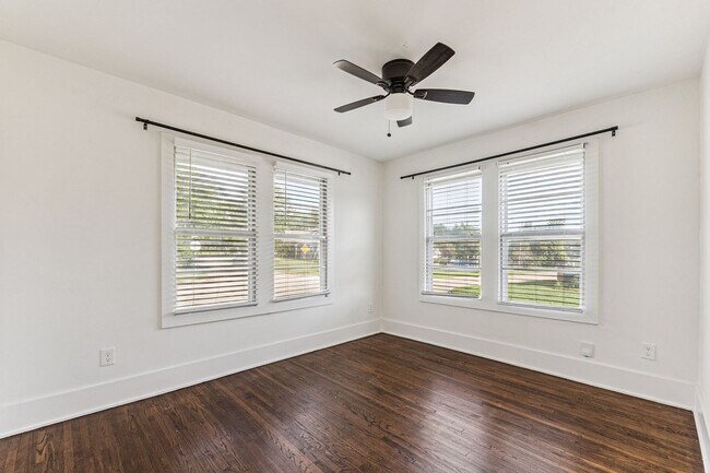 Building Photo - Midtown 3/2 with 2 Car Garage!