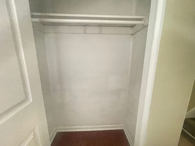 Building Photo - The Perfect 3 Bed, 1.5 Bath Cozy Townhouse