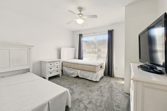 Building Photo - Charming and Spacious 4-Bedroom, 3-Bathroom Fully Furnished Townhome  in the Sought-After Venetia...