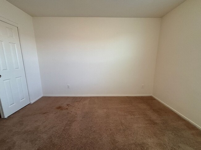 Building Photo - GUARD GATED 3 BED 2.5 BATH 2 CAR GARAGE TO...